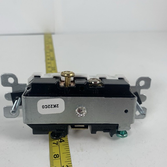 Leviton 5226-W SIDE WIRE SINGLE POLE COMBO SWITCH & Pilot Light 15A 120VAC - Picture 11 of 15